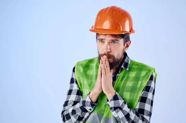 Uomo emotivo nel lavoro uniforme costruzione costruzione professione isolato sfondo — Foto Stock