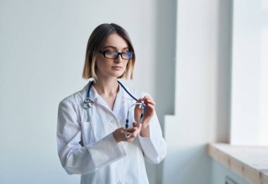Kadın doktor beyaz önlüklü profesyonel tıp steteskopu