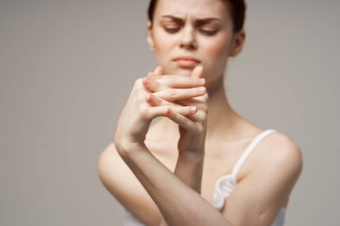 Beyaz tişörtlü kadın kol sağlığı sorunlarına tutunuyor ortak stüdyo tedavisi