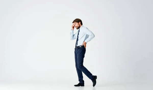 Бизнесмен с галстуком, позирующий менеджеру моды — стоковое фото