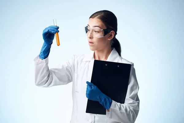 Kobieta laboratorium asystent eksperyment technologii badawczej Professional — Zdjęcie stockowe