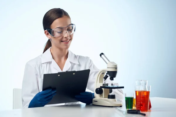 Kvinnlig läkare medicin forskning mikroskop — Stockfoto