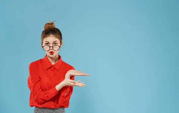 Mulher camisa vermelha emoções estúdio estilo de negócios — Fotografia de Stock