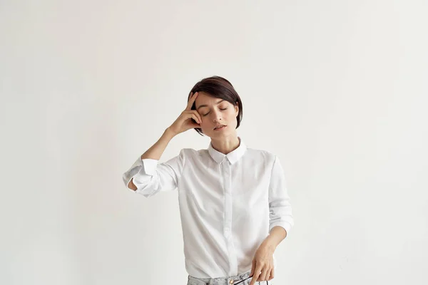 하얀 셔츠를 입고 자신감을 잃은 여성 — 스톡 사진