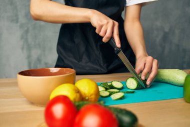Evde kadın yemeği vejetaryen yemek diyeti.