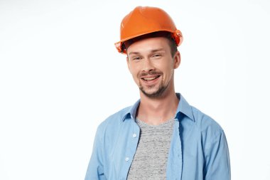 Turuncu kasklı bir adam. Profesyonel iş. Geçmişi izole edilmiş.