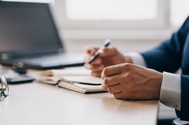 Ofis duyguları teknolojilerinde dizüstü bilgisayar için çalışan sakallı bir adam.