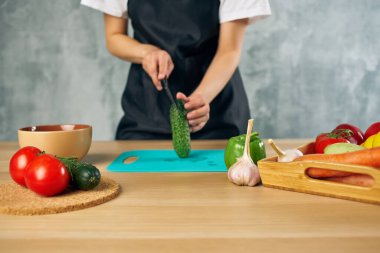 Evde kadın yemeği pişir vejetaryen yemek kesme tahtası