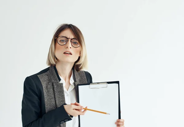 Femme d'affaires avec dossier dans les mains feuille blanche Espace de copie — Photo