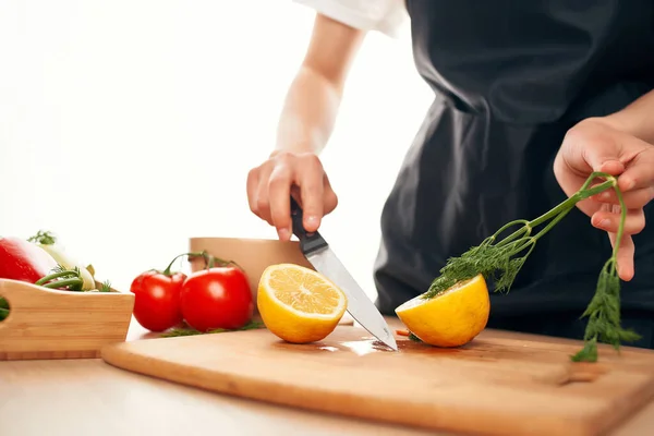 Tagliere limone vitamine insalata preparazione cucina — Foto Stock
