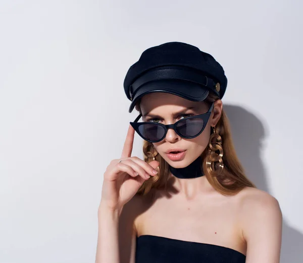 Красивая женщина солнцезащитные очки позируя моды изолированный фон — стоковое фото