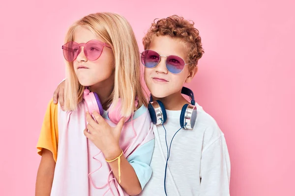 Moda chico y chica en gafas de sol divertirse con amigos casual niños moda — Foto de Stock