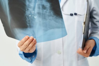 Beyaz önlüklü doktor hasta taraması yapıyor.