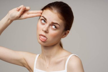 Kadın baş ağrısı sağlık sorunları.