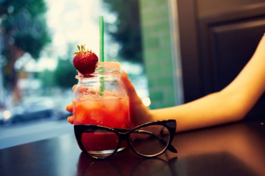 Kokteyl kafeteryasının dinlenme yeri.