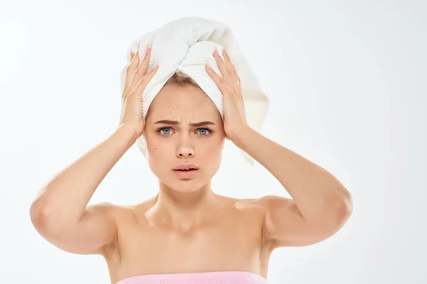 Γυναίκα με μια πετσέτα στο κεφάλι μου δερματικά προβλήματα σπυράκι Studio — Φωτογραφία Αρχείου
