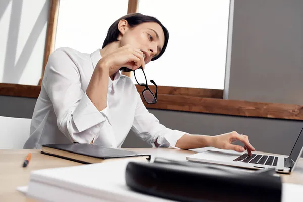 Vrouw in kostuum in de voorkant van laptop met bril zelfvertrouwen geïsoleerde achtergrond — Stockfoto