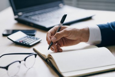 Yönetici bir dizüstü bilgisayarın önünde oturuyor. Finans uzmanı.