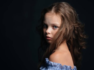 Giysiler içindeki sevimli kız, göz kamaştırıcı.