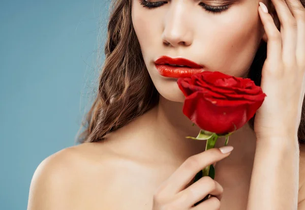 Morena atractivo look rosa flor labios rojos glamour — Foto de Stock