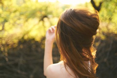 Güzel kadın doğa yaz cazibesi güneşi