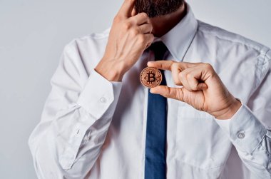 Elinde bitcoin olan bir iş adamı elektronik para yatırımı finansmanı