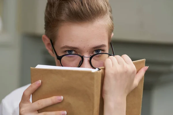 美しい女性の本を手に屋外で読むライフスタイル — ストック写真