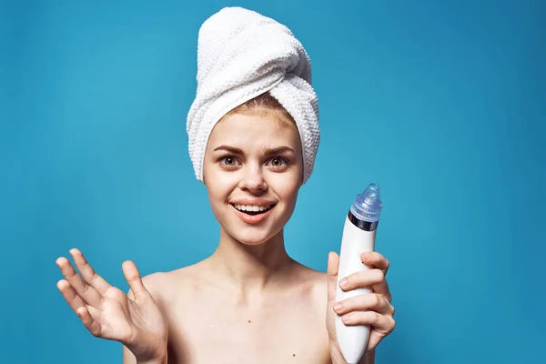 Fröhliche Frau mit einem Handtuch auf dem Kopf entfernt Mitesser Hautpflege — Stockfoto