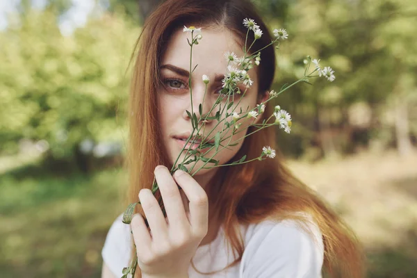 Fröhliche Frau Wildblumen Natur Sonne Freiheitsreise — Stockfoto