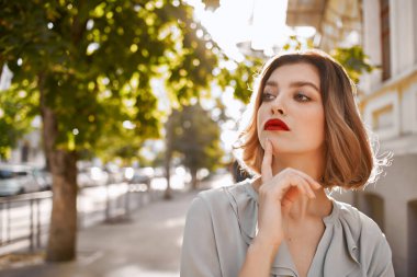 Neşeli kadın yaz parkı yürüyüşü hayat tarzı pozu