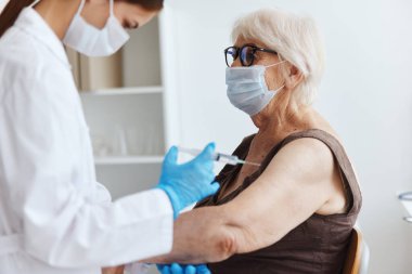 Kadın doktor şırınga enjeksiyonu aşı pasaport virüsü salgını