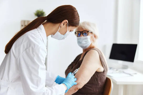 Äldre kvinna vaccin pass drog injektion — Stockfoto