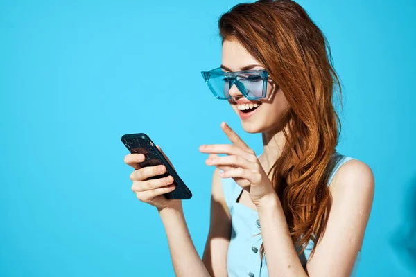 Retrato Una Mujer Vestido Azul Con Teléfono Mano Sobre Fondo — Foto de Stock