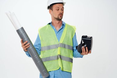 Beyaz miğfer yapımı VR gözlüklü bir mühendis.