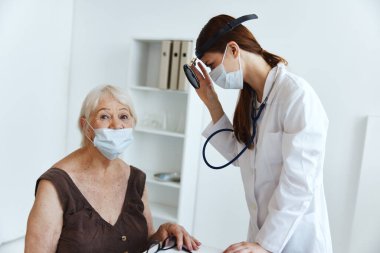Kadın doktor steteskop, el işi teşhis.
