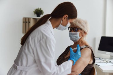 Yaşlı bir kadın pasaport virüsü salgını