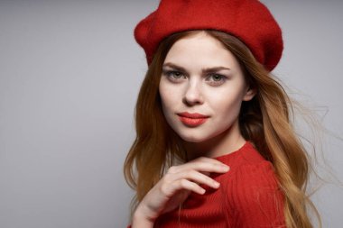 Güzel bir kadın izole edilmiş arka planda poz veriyor. Yüksek kalite fotoğraf