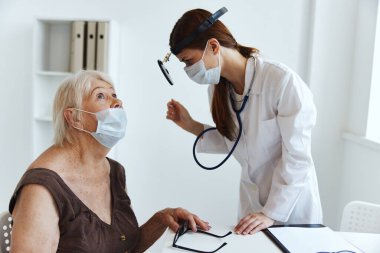 Beyaz önlüklü hemşire. Steteskop. Profesyonel teşhis.