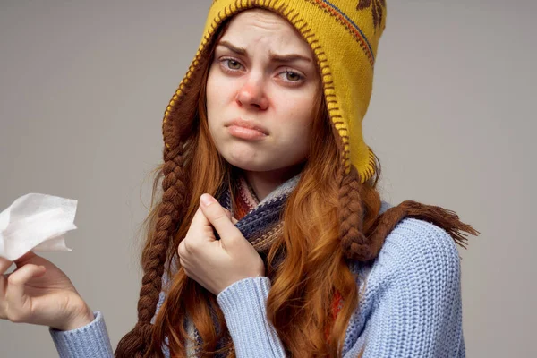 Mulher Ruiva Com Problemas Saúde Fundo Claro Foto Alta Qualidade — Fotografia de Stock