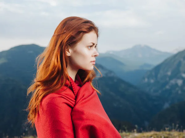 Ładna Rudowłosa Kobieta Górach Naturze — Zdjęcie stockowe