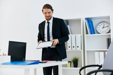 İş adamı resmi belgeleri ofis yöneticisi