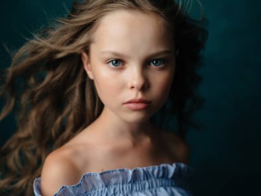 Güzel kız çekiciliği, yakın plan karanlık arka plan modası.