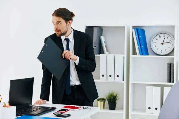 Homem em um terno no escritório com documentos estilo de vida — Fotografia de Stock