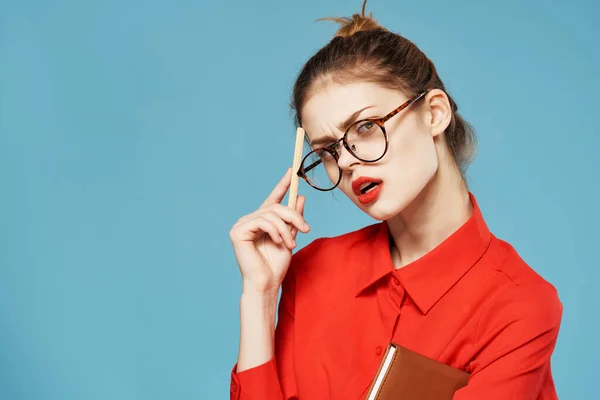 Mulher na camisa vermelha documentos gerente de emprego profissional — Fotografia de Stock