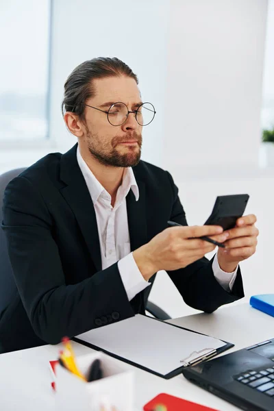 Homem em um trabalho terno no escritório na frente de um laptop tecnologias — Fotografia de Stock