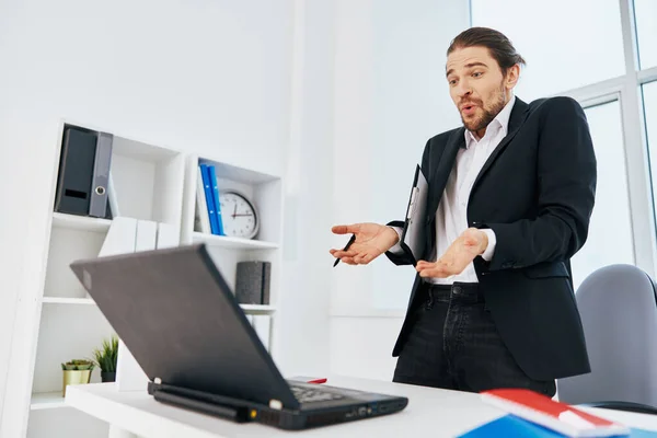 Manager pracy emocje przed szefem laptopa — Zdjęcie stockowe