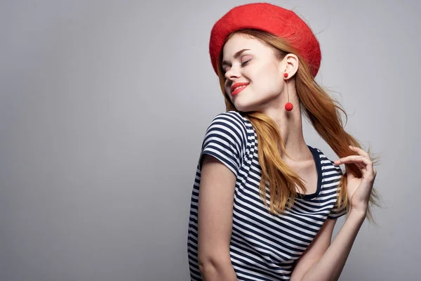 Belle femme portant un chapeau rouge maquillage France Europe mannequin posant studio — Photo