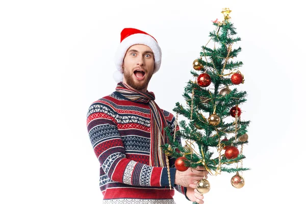 Hombre alegre con un árbol en sus manos adornos vacaciones divertido fondo aislado — Foto de Stock