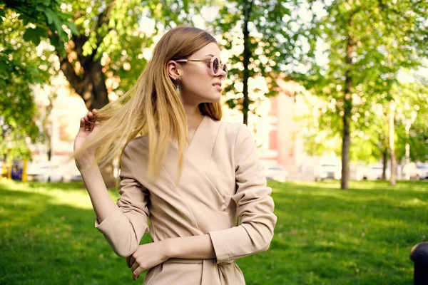 Glad kvinna i parken grönt gräs sommar promenad — Stockfoto