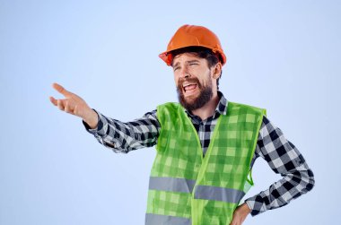 Turuncu şapkalı işçi profesyonel inşaat atölyesi